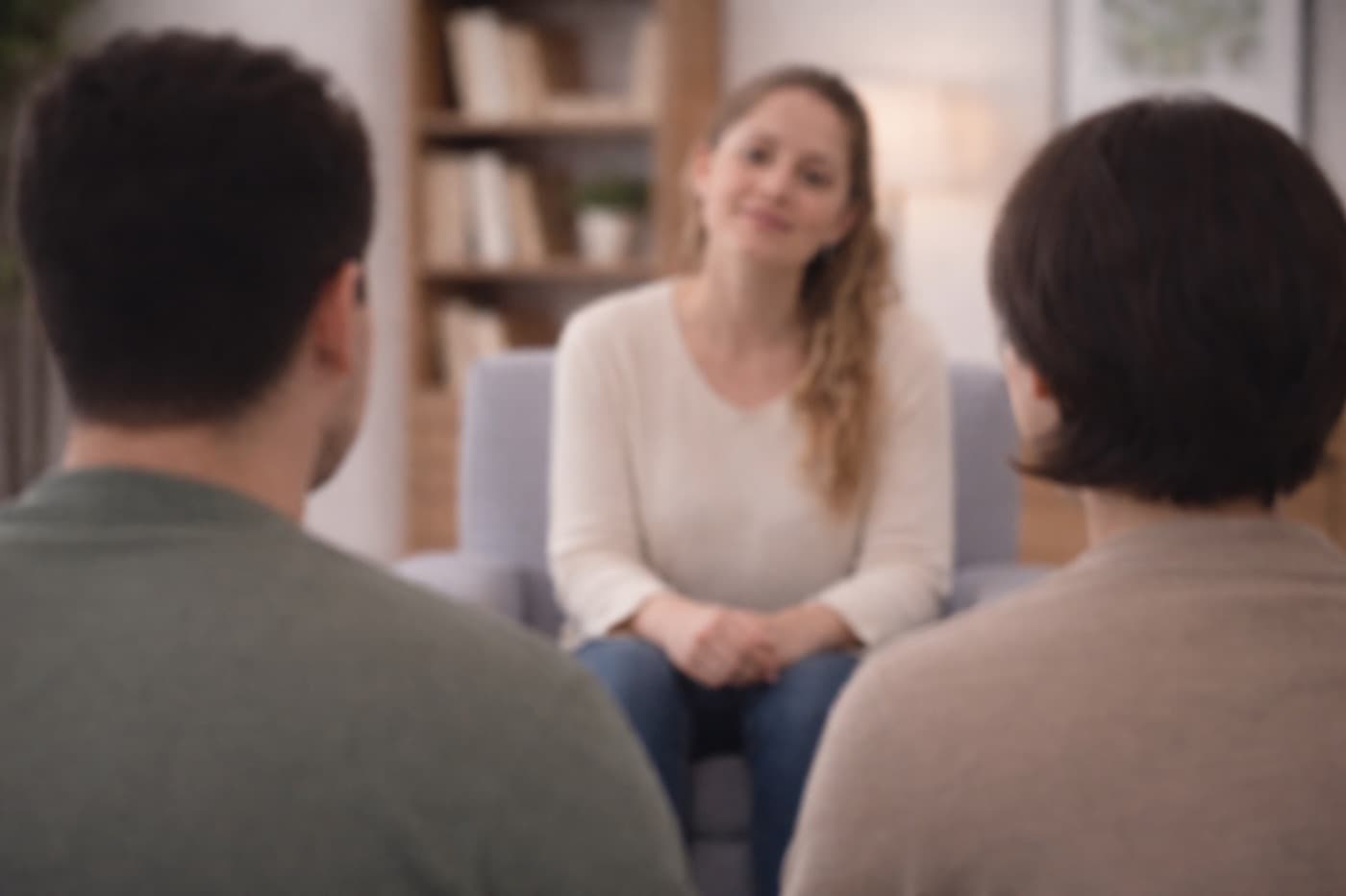Casal em sessão de terapia de casal conversando com a psicóloga